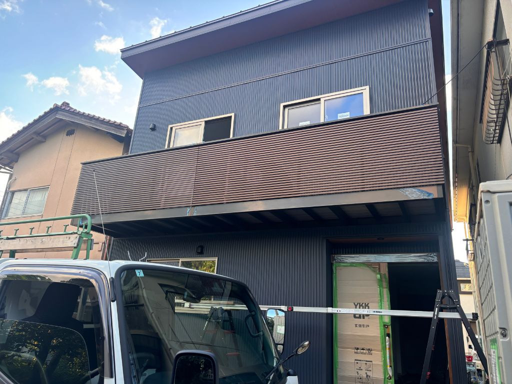 高岡建材 天橋立店の【2階外にプライベート空間をつくる🍃】バルコニー取り付け工事の施工後の写真1