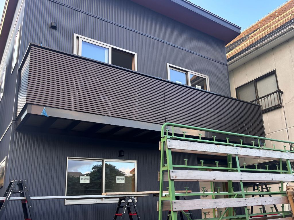 高岡建材 天橋立店の【2階外にプライベート空間をつくる🍃】バルコニー取り付け工事の施工後の写真2