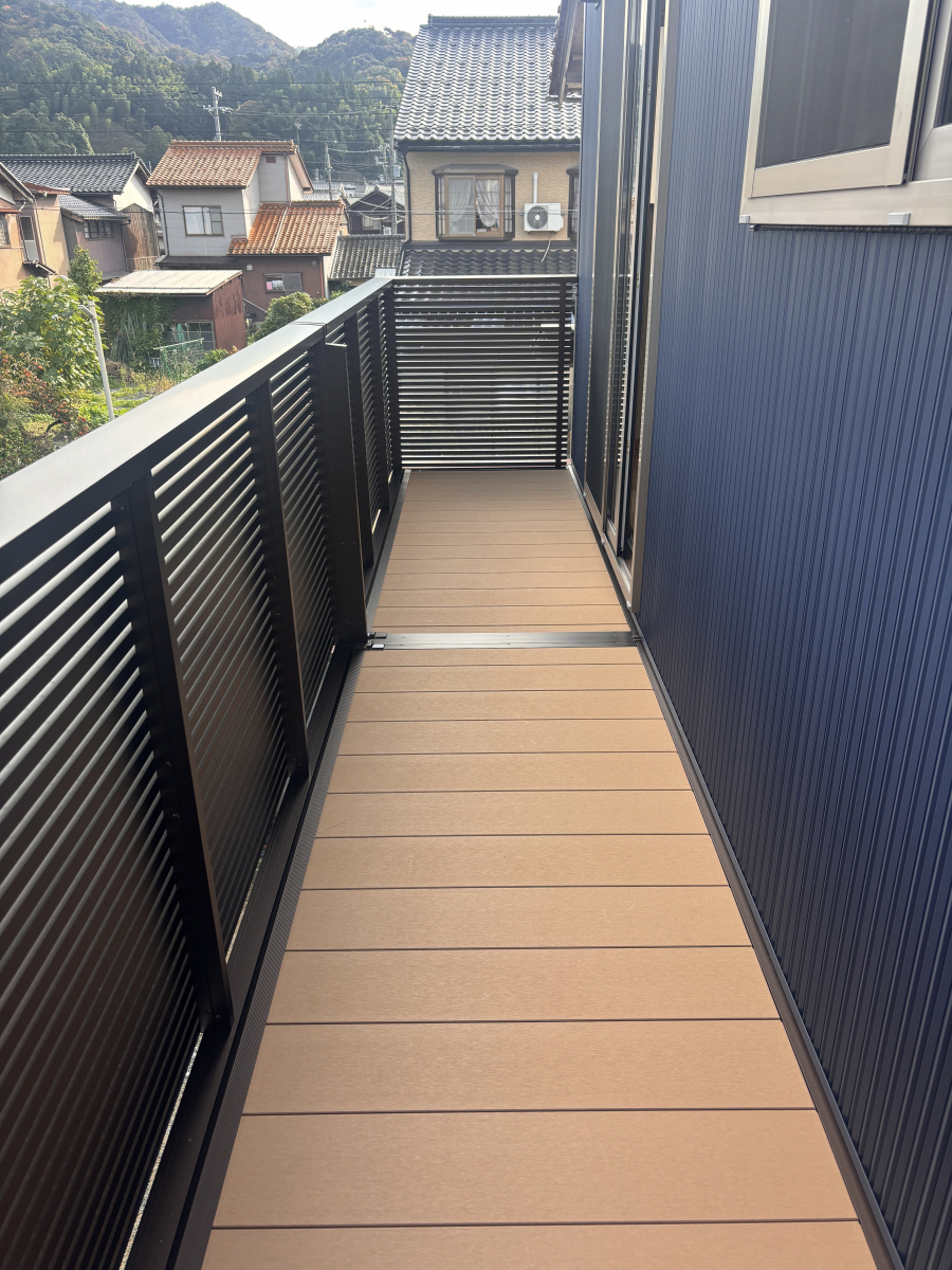 高岡建材 天橋立店の【2階外にプライベート空間をつくる🍃】バルコニー取り付け工事の施工後の写真3