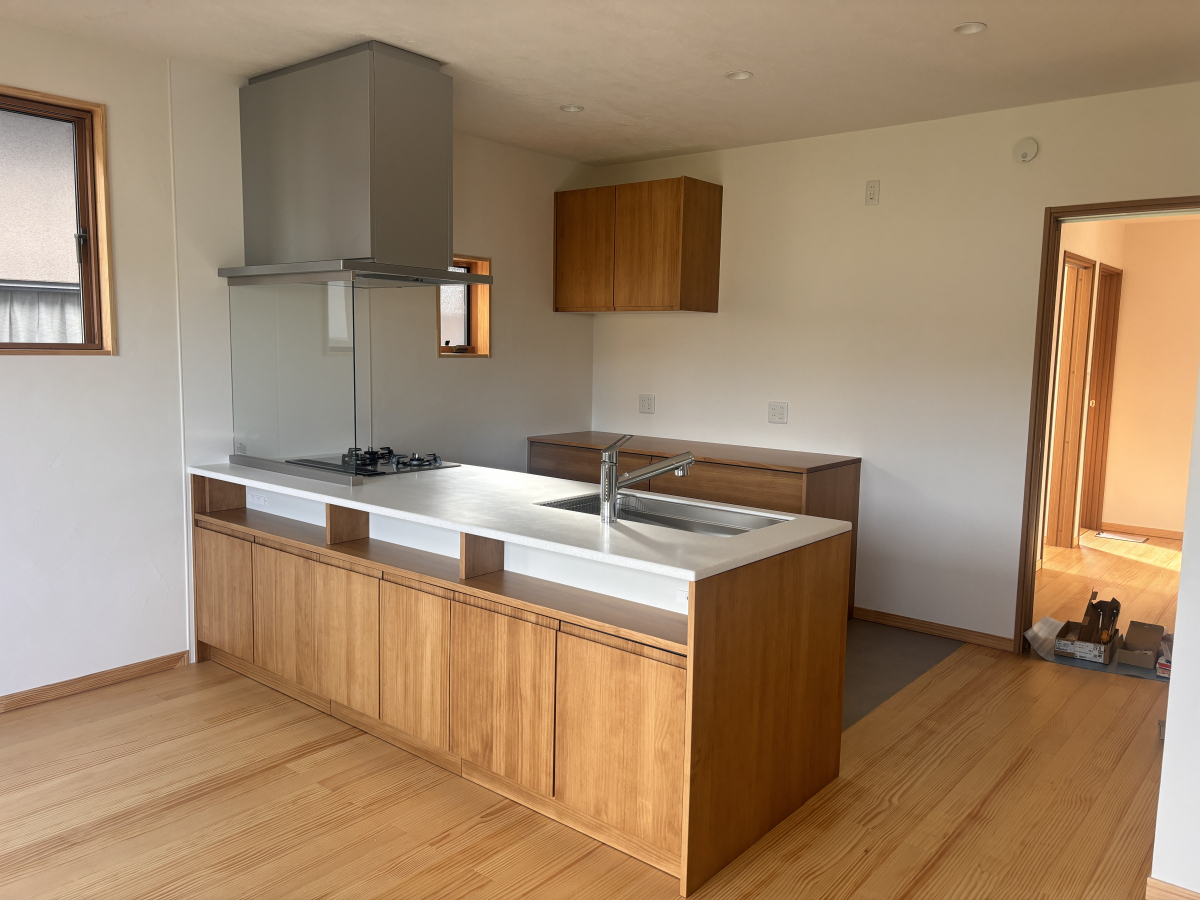 高岡建材 天橋立店の【ガラスの油はねガードで清潔＆安心🍳✨】キッチン取り付け工事の施工後の写真1