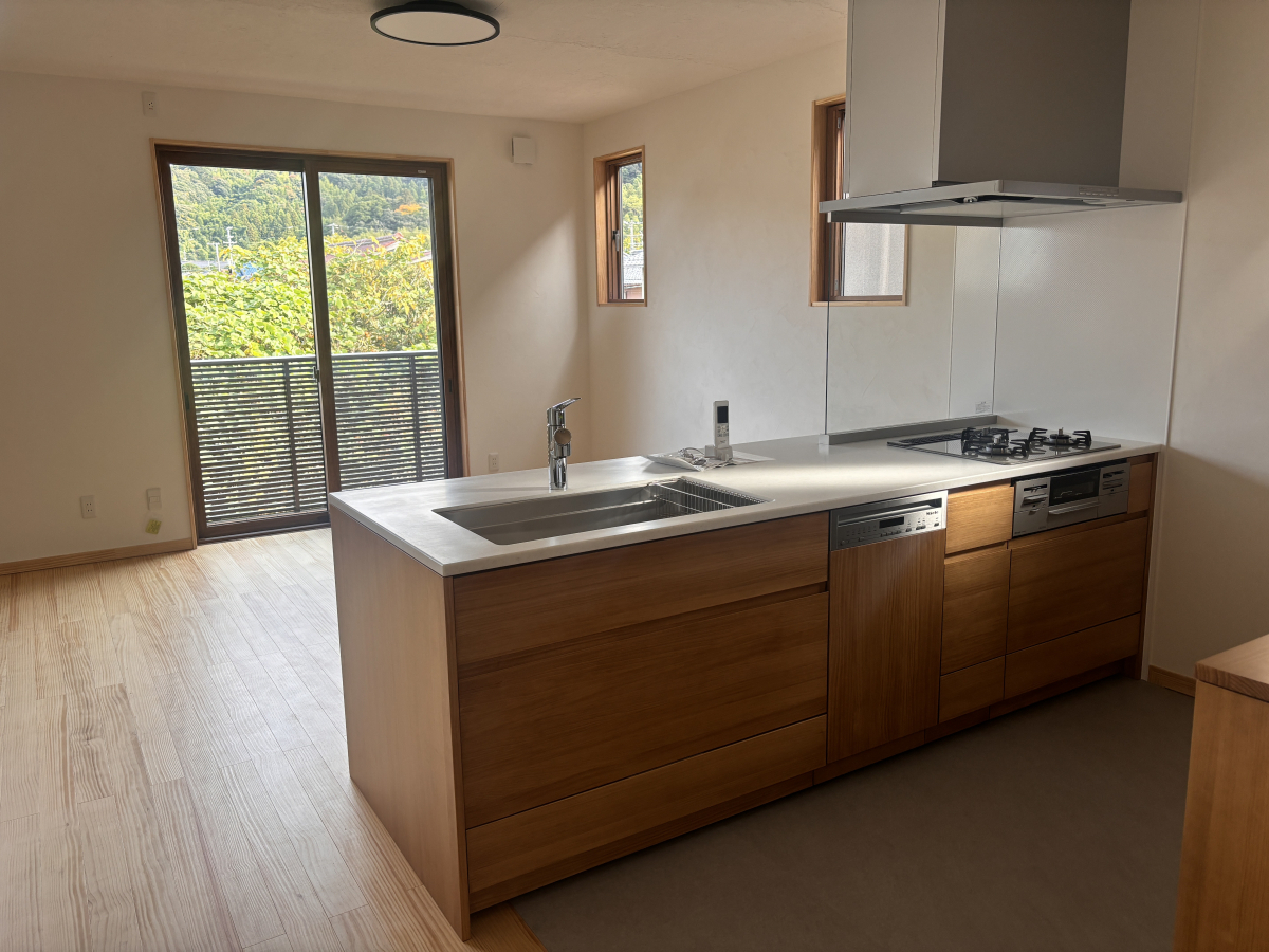 高岡建材 天橋立店の【ガラスの油はねガードで清潔＆安心🍳✨】キッチン取り付け工事の施工後の写真2