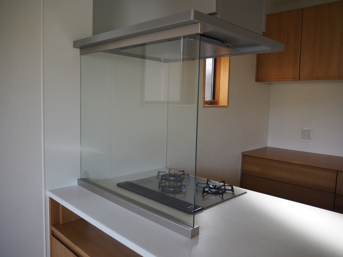 高岡建材 天橋立店の【ガラスの油はねガードで清潔＆安心🍳✨】キッチン取り付け工事の施工後の写真3