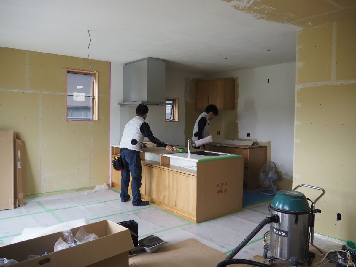 高岡建材 天橋立店の【ガラスの油はねガードで清潔＆安心🍳✨】キッチン取り付け工事の施工前の写真1