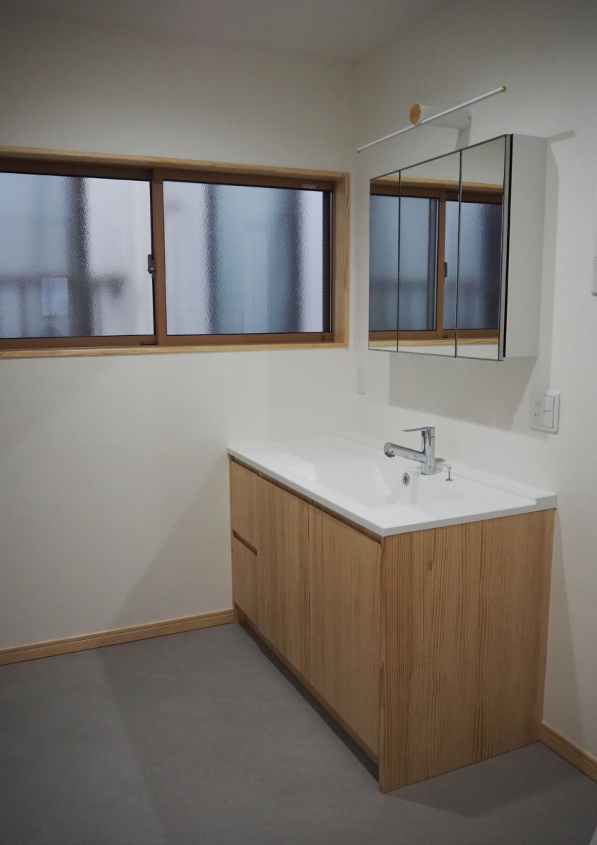 高岡建材 天橋立店の【木の洗面化粧台でオシャレに✨】洗面化粧台設置工事の施工後の写真1