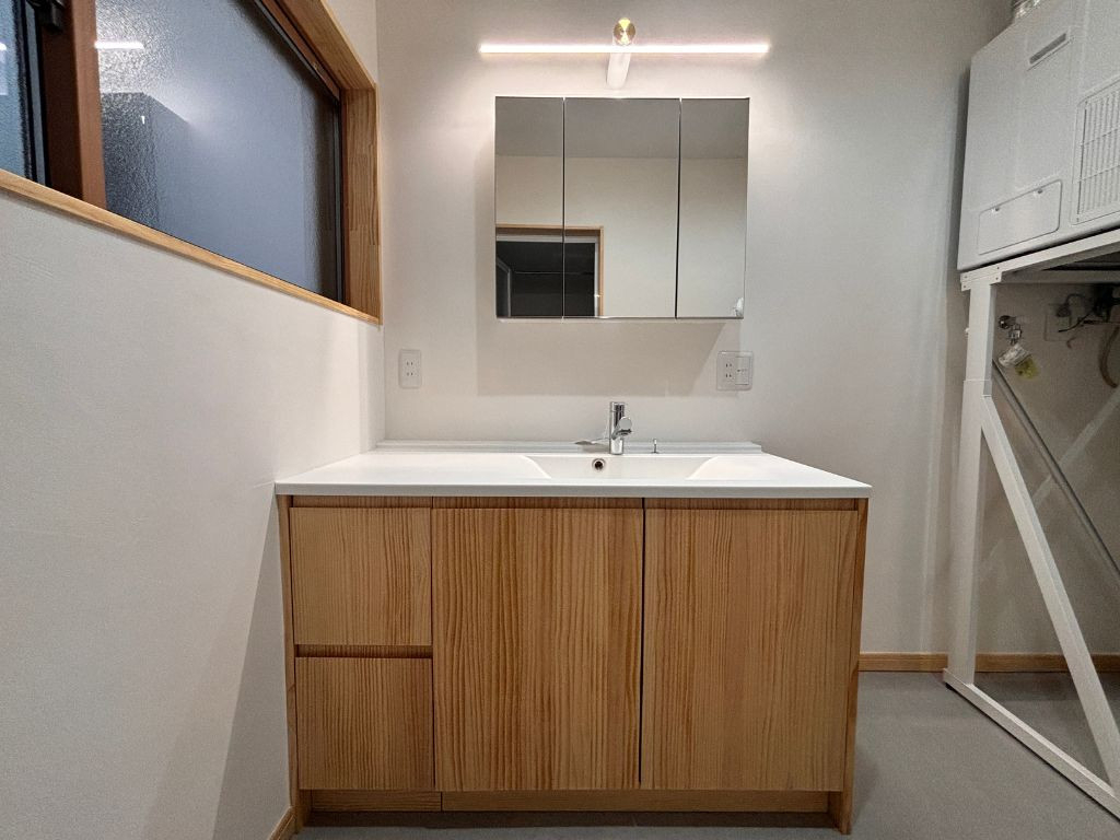 高岡建材 天橋立店の【木の洗面化粧台でオシャレに✨】洗面化粧台設置工事の施工後の写真2