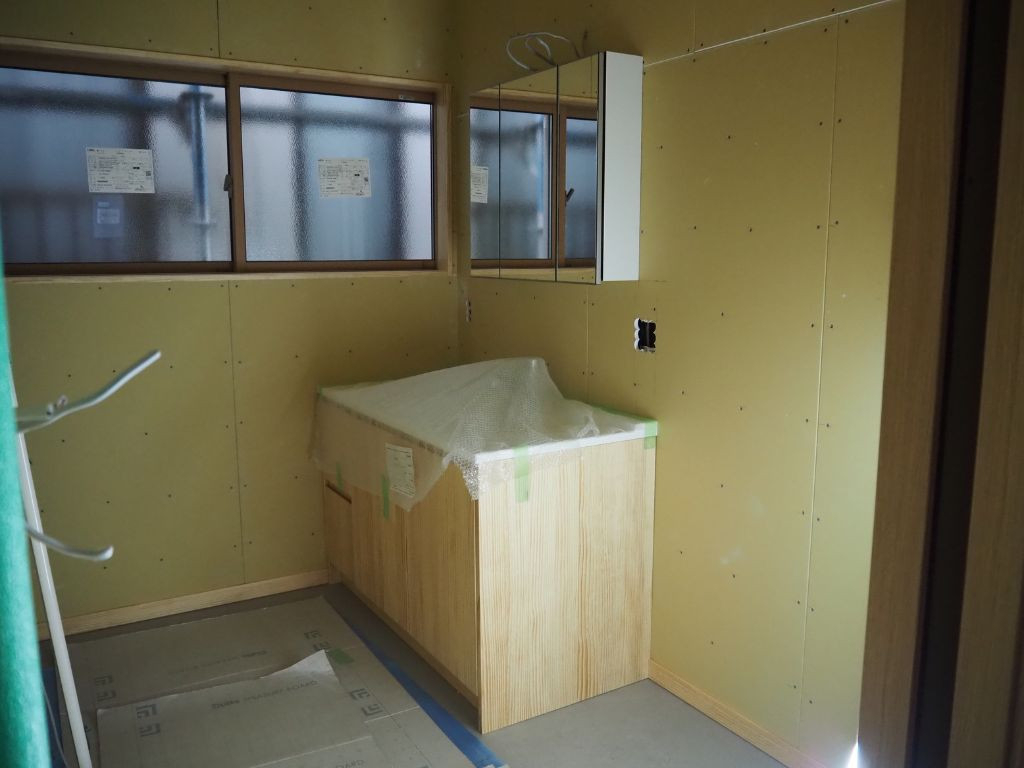 高岡建材 天橋立店の【木の洗面化粧台でオシャレに✨】洗面化粧台設置工事の施工前の写真1