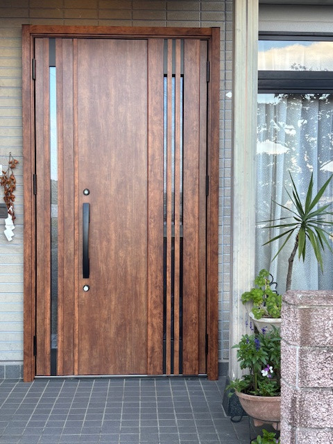 高岡建材 天橋立店の【１日で住まいを大きくイメージチェンジ✨🏠】玄関ドア取り替え工事の施工後の写真1