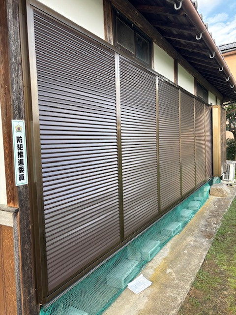 高岡建材 天橋立店の【防犯・台風対策に！】雨戸取り付け工事の施工後の写真1