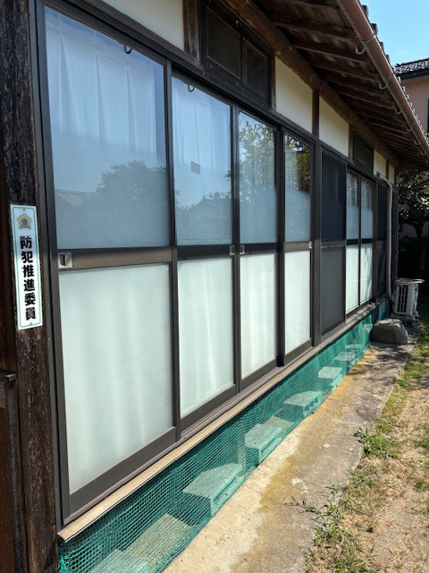 高岡建材 天橋立店の【防犯・台風対策に！】雨戸取り付け工事の施工前の写真1