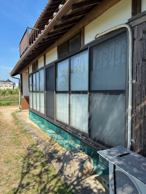 高岡建材 天橋立店の【防犯・台風対策に！】雨戸取り付け工事の施工前の写真2