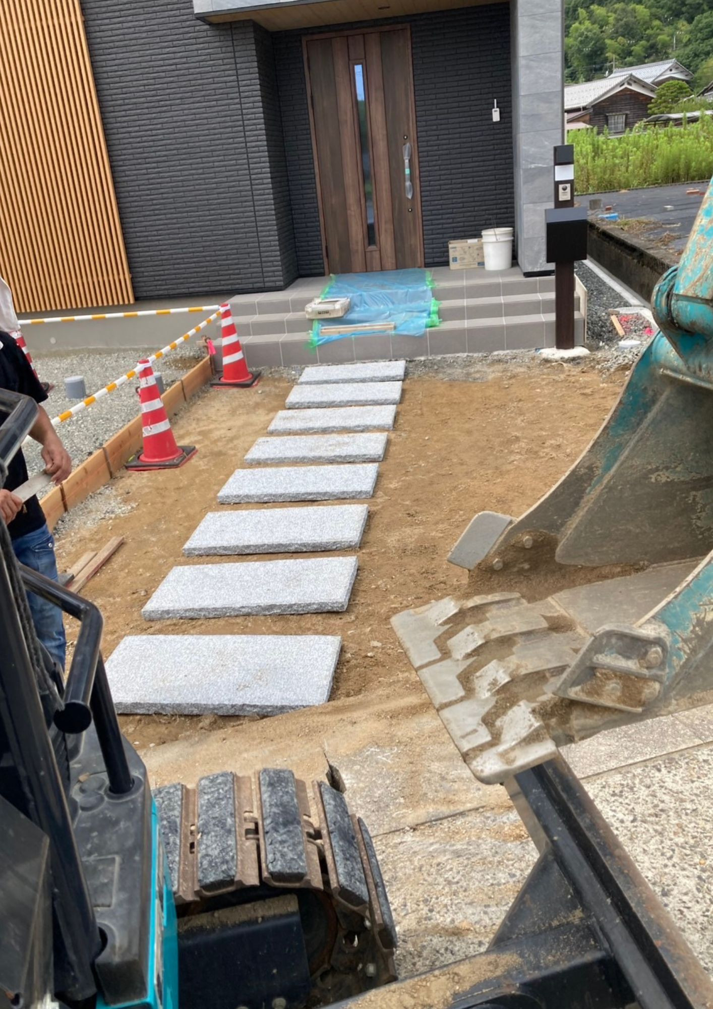 高岡建材 天橋立店の【ファサードをお洒落に✨】飛び石施工の施工前の写真1