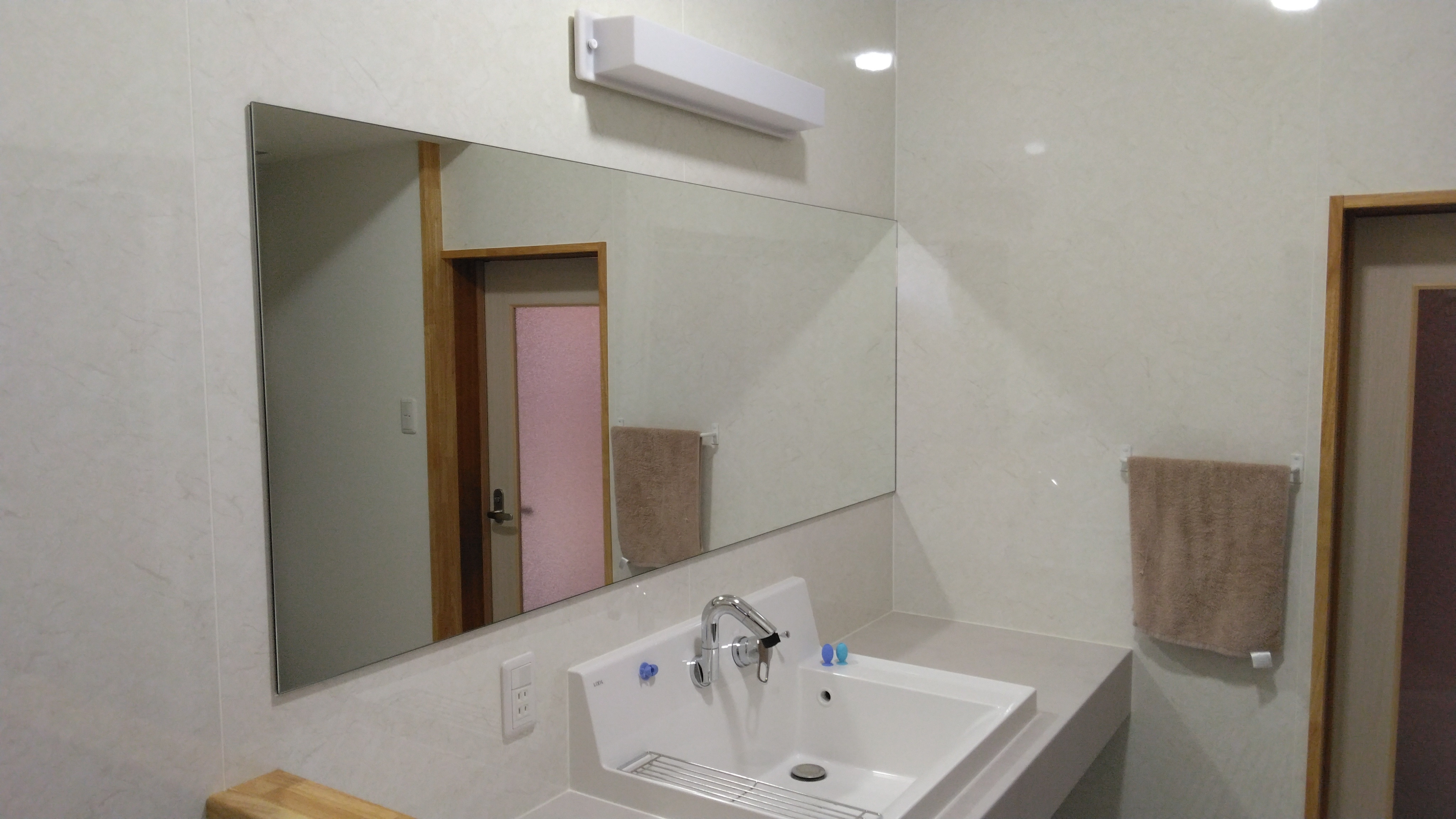 高岡建材 天橋立店の【朝の洗面台争奪戦を回避！！😳✨】鏡取り付け工事の施工後の写真1