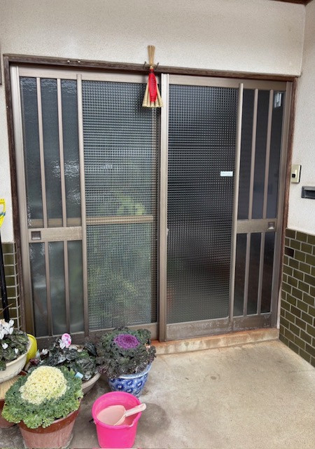 高岡建材 天橋立店の【住まいの断熱力アップ🔥】玄関ドア取り替え工事の施工前の写真1
