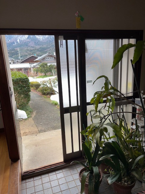 高岡建材 天橋立店の【住まいの断熱力アップ🔥】玄関ドア取り替え工事の施工前の写真2