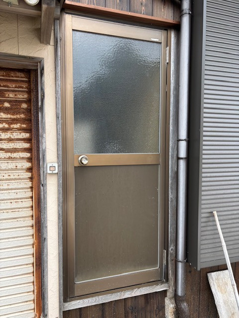 高岡建材 天橋立店の【隈なく断熱🔥】勝手口ドア取り替え工事の施工後の写真1