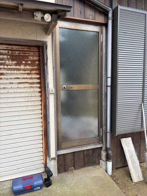 高岡建材 天橋立店の【隈なく断熱🔥】勝手口ドア取り替え工事の施工前の写真1