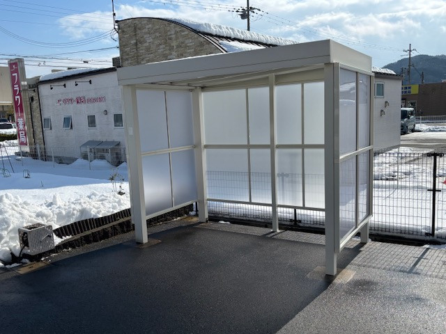 高岡建材 天橋立店の【店舗用駐輪場🚴】テラス囲い追加工事の施工後の写真1