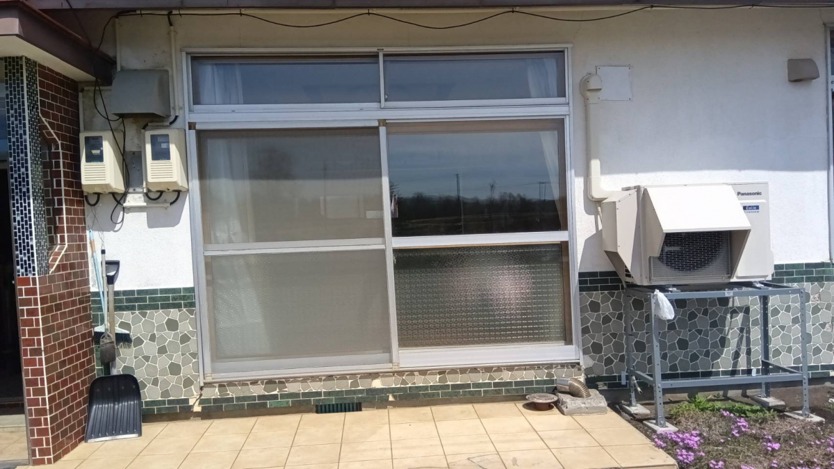 三輝の引違いを開き窓にしました。の施工前の写真1