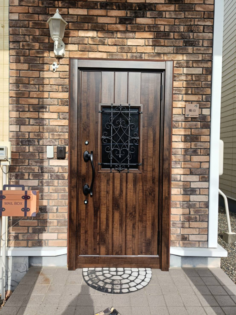 三輝の玄関ドア交換の施工後の写真1