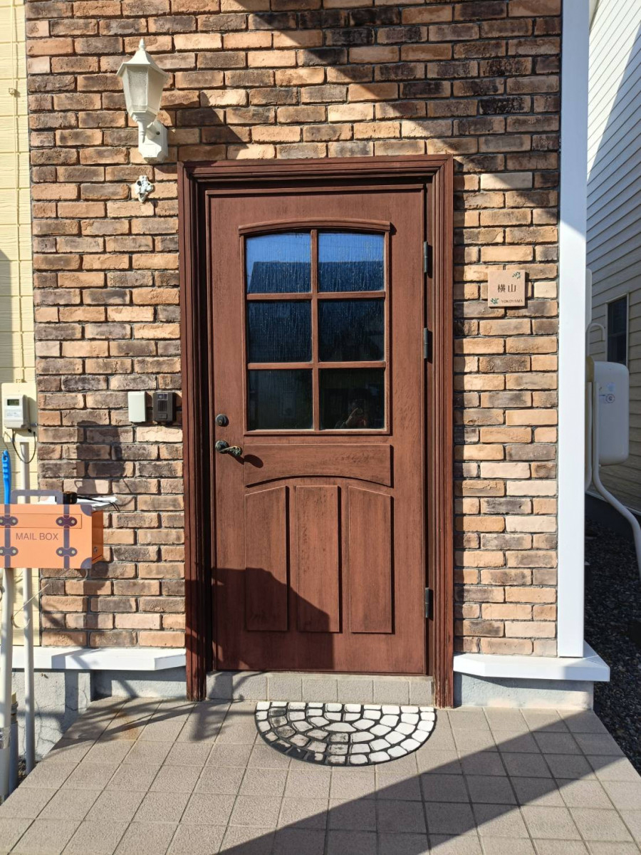 三輝の玄関ドア交換の施工前の写真1