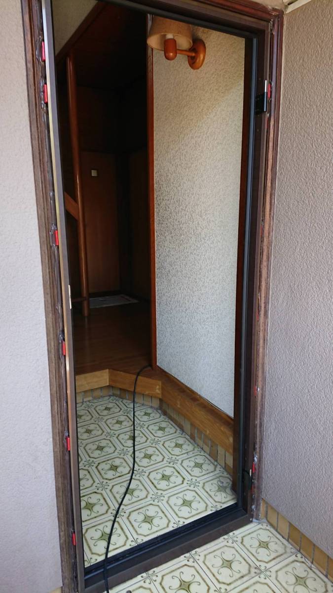 バンダイトーヨー住器の川崎市宮前区のお客様、玄関ドアが１日で新しくなりましたの施工後の写真1
