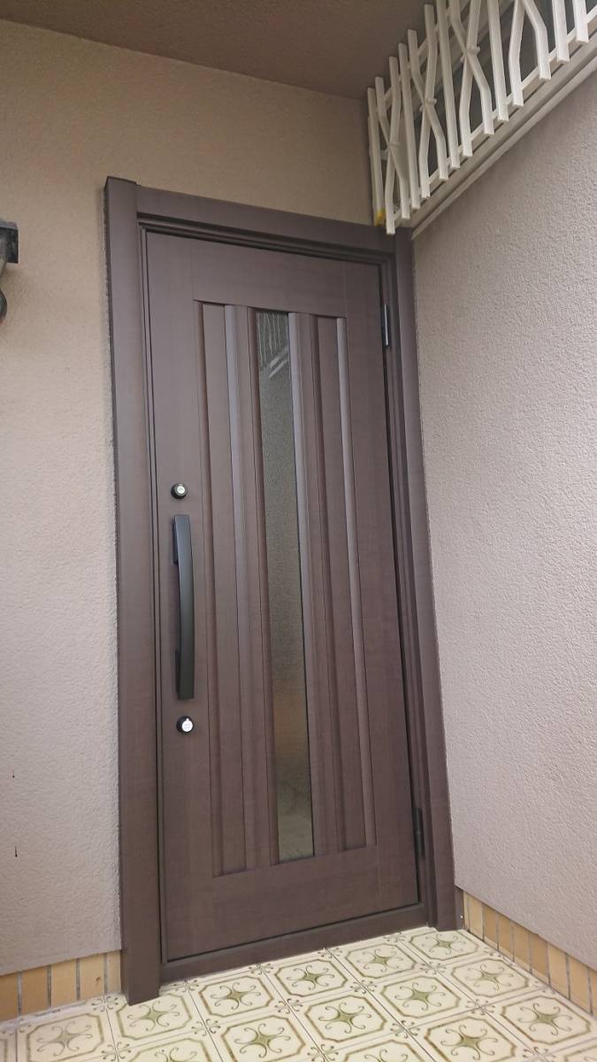 バンダイトーヨー住器の川崎市宮前区のお客様、玄関ドアが１日で新しくなりましたの施工後の写真2