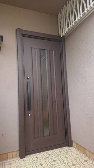 バンダイトーヨー住器の川崎市宮前区のお客様、玄関ドアが１日で新しくなりました施工事例写真1