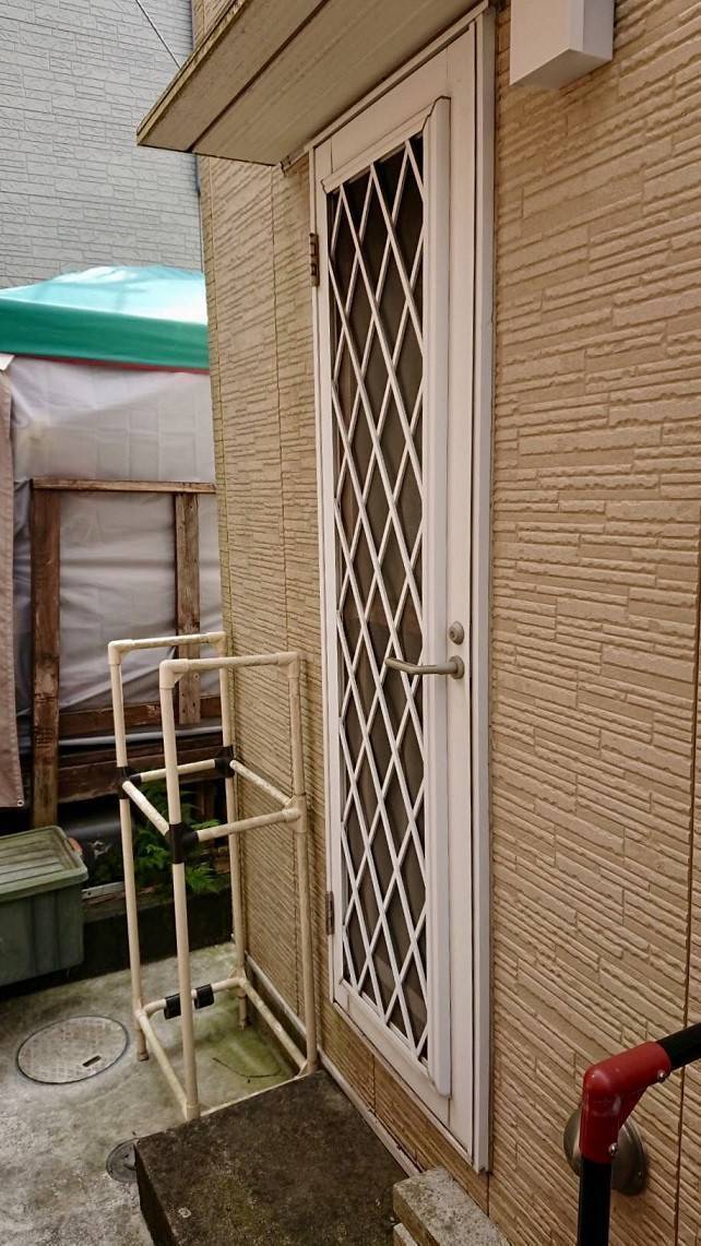 バンダイトーヨー住器の１dayリフォーム『LIXIL／リシェント勝手口ドア／内窓インプラス』同時工事‼の施工前の写真1