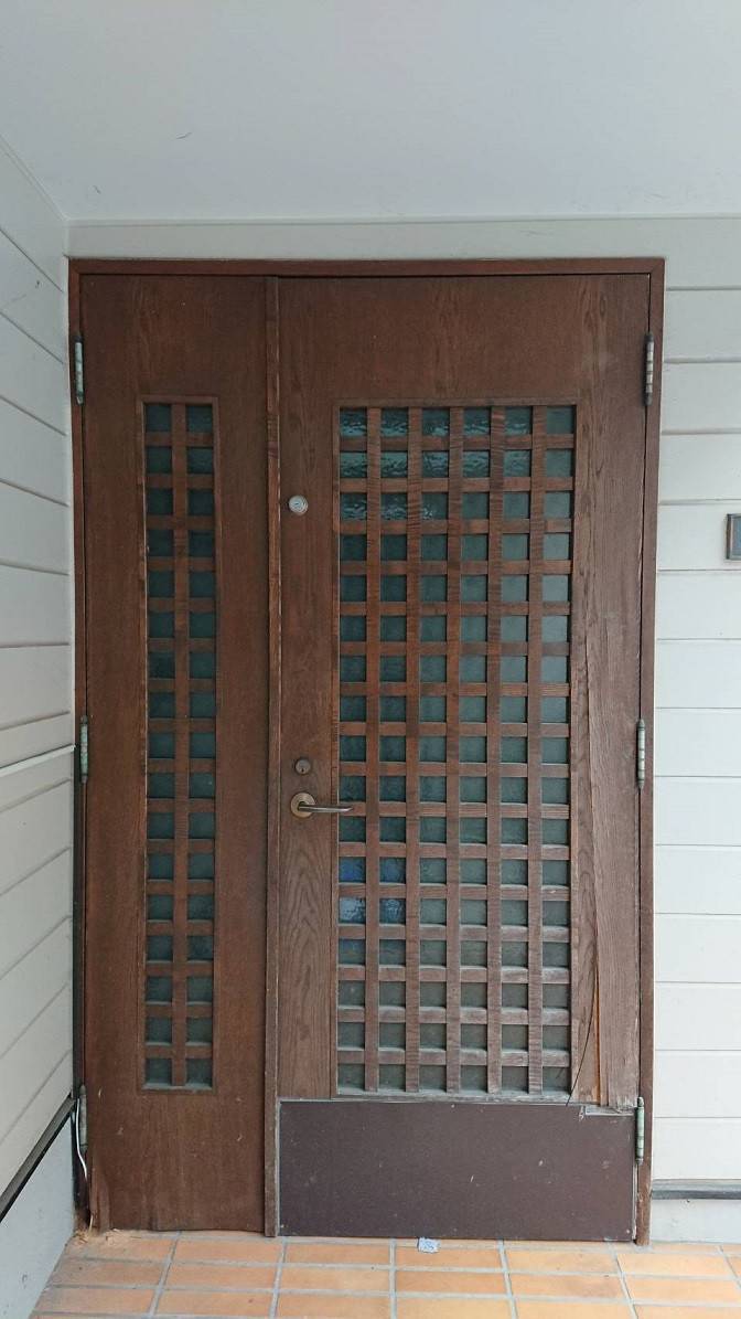 バンダイトーヨー住器の１dayリフォーム『LIXIL／リシェント３玄関ドア』の施工前の写真1