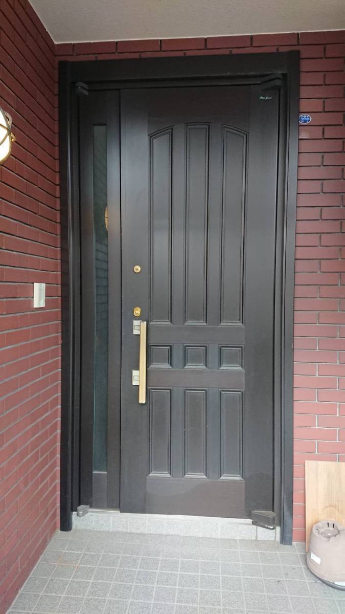 バンダイトーヨー住器の１dayリフォーム『LIXIL／リシェント３玄関ドア』の施工前の写真2