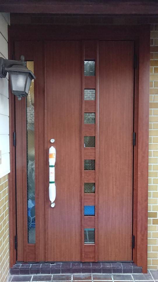 バンダイトーヨー住器の１dayリフォーム『LIXIL／リシェント玄関ドア３』の施工後の写真2