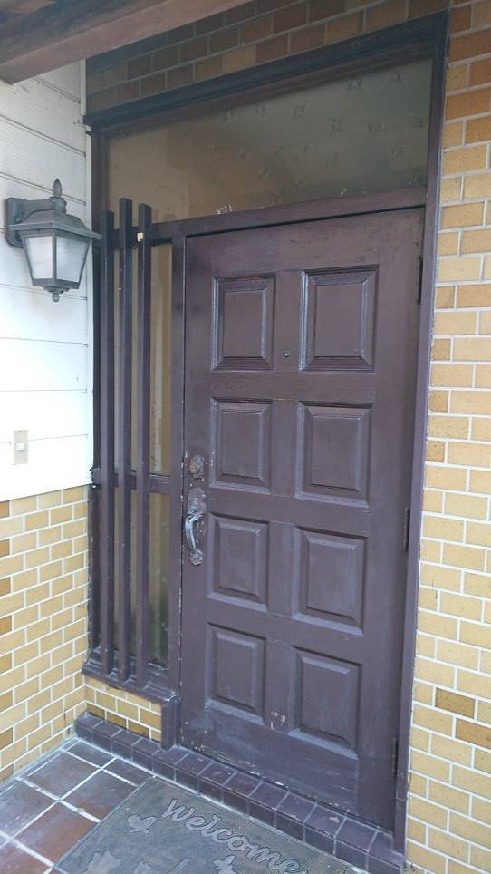 バンダイトーヨー住器の１dayリフォーム『LIXIL／リシェント玄関ドア３』の施工前の写真1