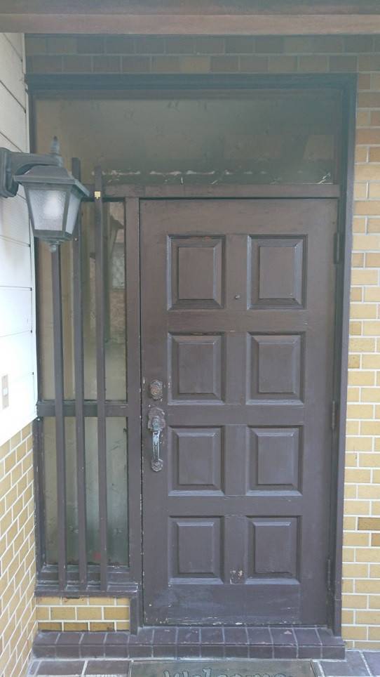 バンダイトーヨー住器の１dayリフォーム『LIXIL／リシェント玄関ドア３』の施工前の写真2