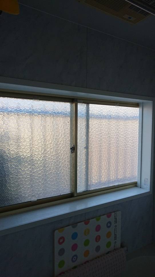 バンダイトーヨー住器の１dayリフォーム『LIXIL／浴室内窓インプラス』の施工前の写真1