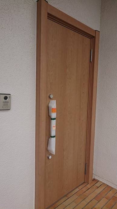バンダイトーヨー住器の１dayリフォーム『LIXIL／リシェント３玄関ドア／勝手口ドア』同時工事。の施工後の写真1