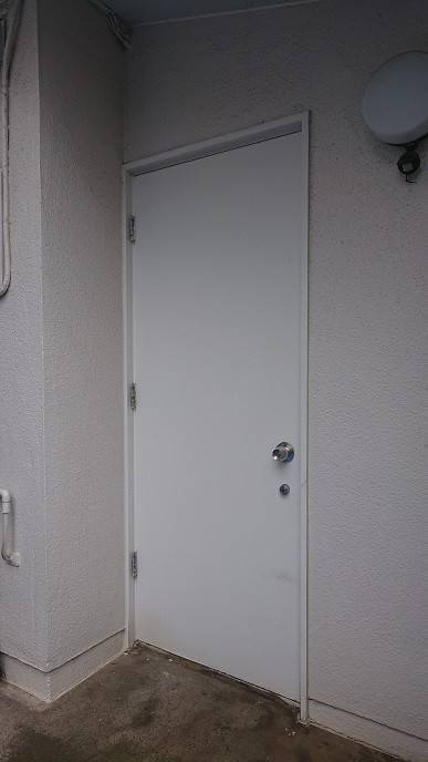 バンダイトーヨー住器の１dayリフォーム『LIXIL／リシェント３玄関ドア／勝手口ドア』同時工事。の施工前の写真3