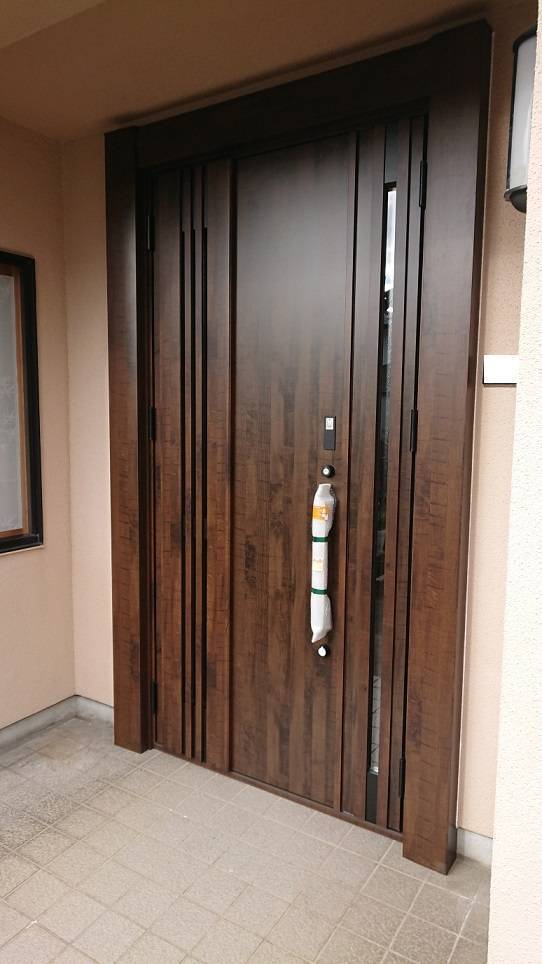 バンダイトーヨー住器の１dayリフォーム『LIXIL／リシェント３玄関ドア」の施工後の写真1