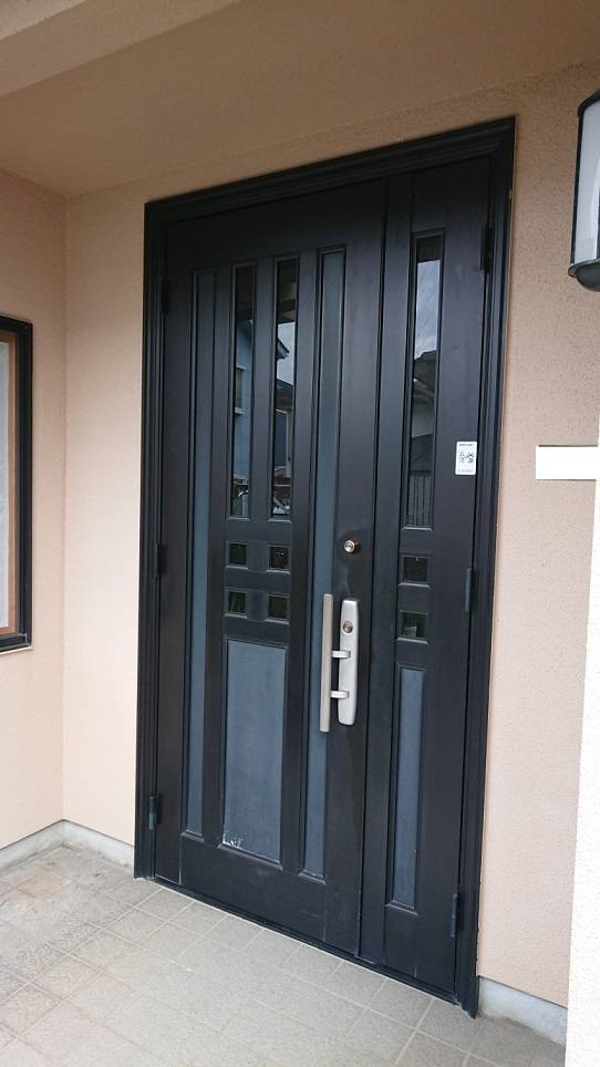 バンダイトーヨー住器の１dayリフォーム『LIXIL／リシェント３玄関ドア」の施工前の写真1