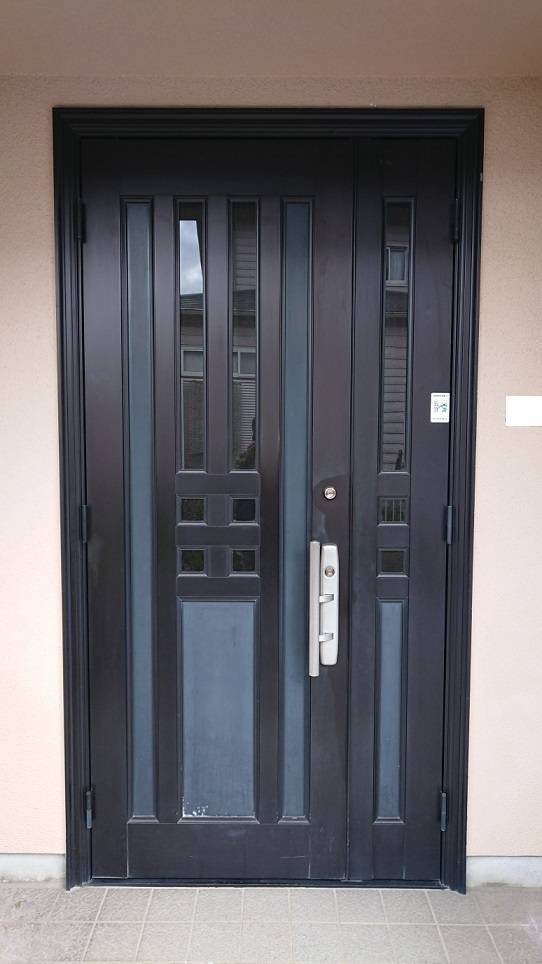 バンダイトーヨー住器の１dayリフォーム『LIXIL／リシェント３玄関ドア」の施工前の写真2