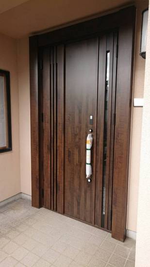 バンダイトーヨー住器の１dayリフォーム『LIXIL／リシェント３玄関ドア」施工事例写真1