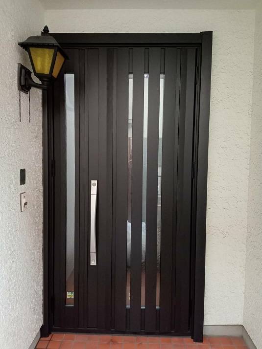 バンダイトーヨー住器の１dayリフォーム『LIXIL／リシェント３玄関ドア』の施工後の写真2