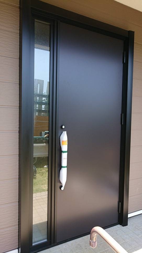 バンダイトーヨー住器の１dayリフォーム『LIXIL／リシェント３玄関ドア』の施工後の写真3