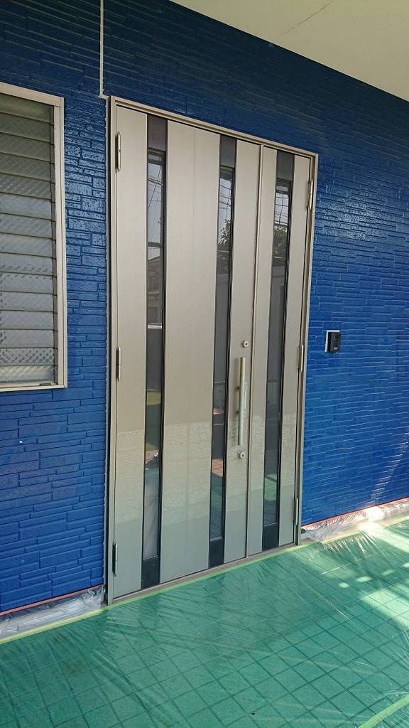 バンダイトーヨー住器の１dayリフォーム『LIXIL/リシェント玄関３ドア』の施工前の写真1