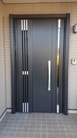 バンダイトーヨー住器の１dayリフォーム『LIXIL/リシェント玄関３ドア』施工事例写真1