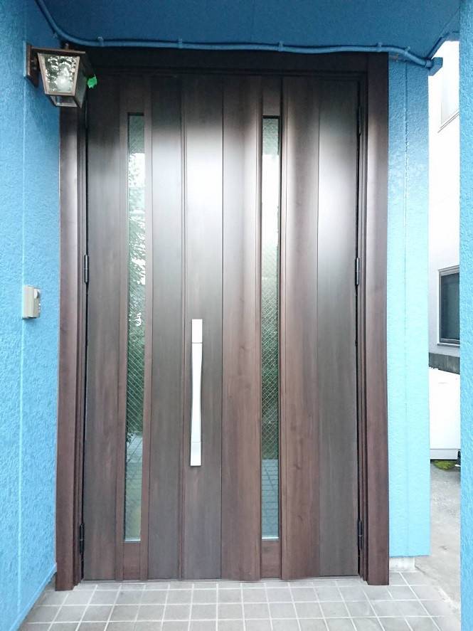 バンダイトーヨー住器の１dayリフォーム『LIXIL/リシェント玄関３ドア』の施工後の写真1