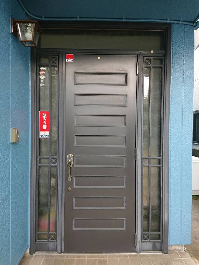 バンダイトーヨー住器の１dayリフォーム『LIXIL/リシェント玄関３ドア』の施工前の写真1