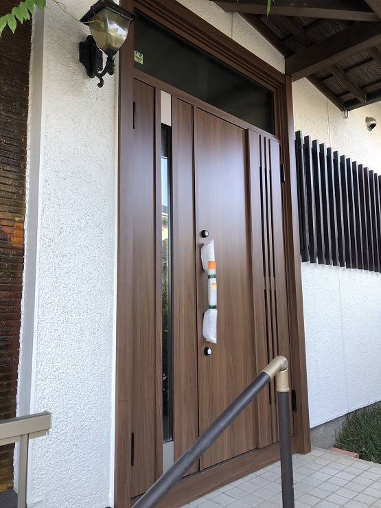 バンダイトーヨー住器の１dayリフォーム『LIXIL/リシェント玄関３ドア』の施工後の写真1