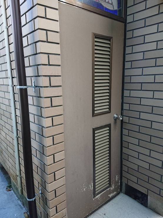 バンダイトーヨー住器の１dayリフォーム『LIXIL/リシェント勝手口ドア』の施工前の写真1