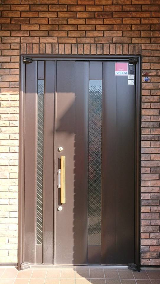 バンダイトーヨー住器の１dayリフォーム『LIXIL/リシェント玄関３ドア』の施工前の写真2