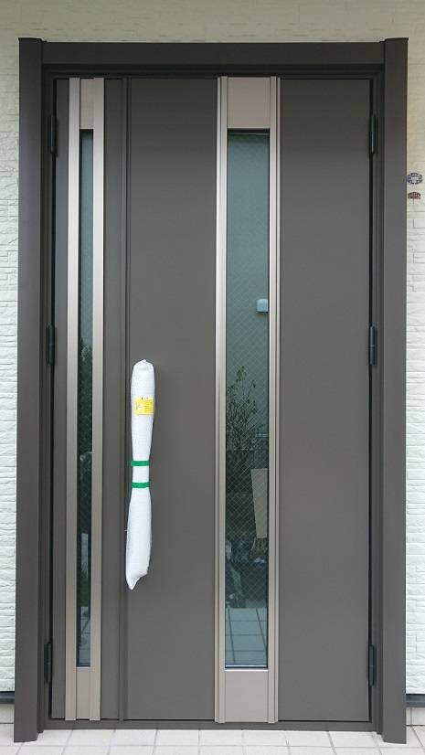 バンダイトーヨー住器の１dayリフォーム『LIXIL/リシェント玄関３ドア』の施工後の写真2